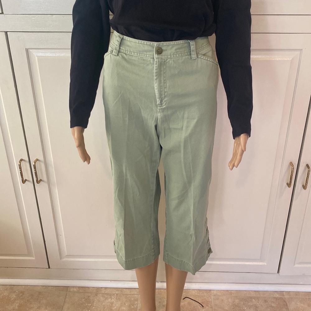 Rafaella Olive Green Capri’s Size 6